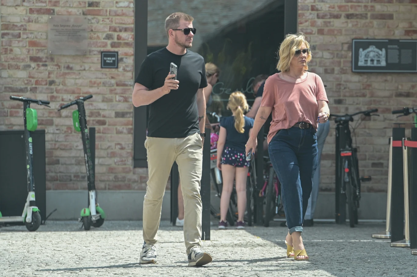Filip Chajzer i Małgorzata Ohme skorzystali z uroków lata i wybrali się na krótki spacer Filip Chajzer i Małgorzata Ohme skorzystali z uroków lata i wybrali się na krótki spacer