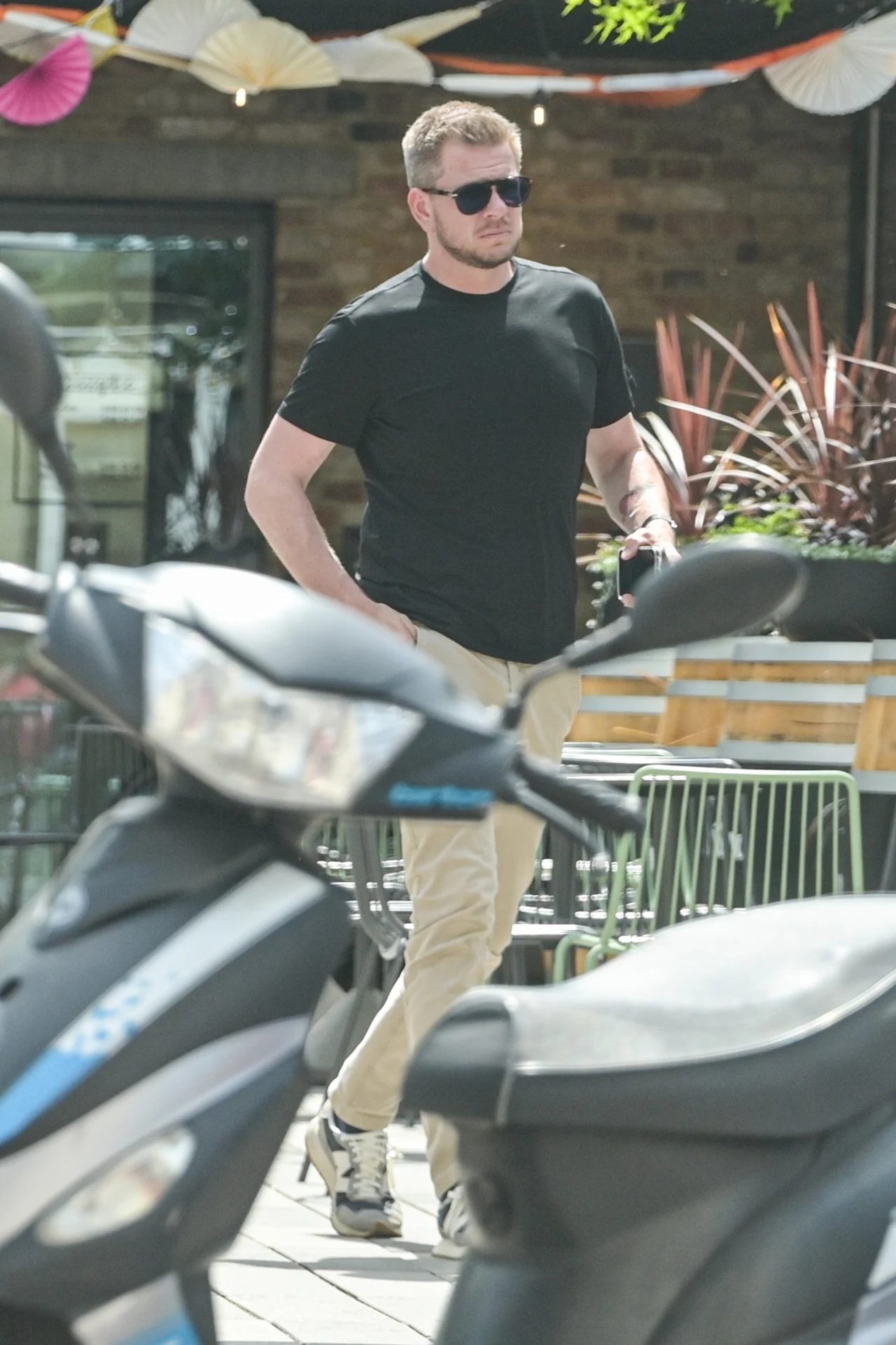 Filip Chajzer po obiedzie z Ohme wrócił do samochodu