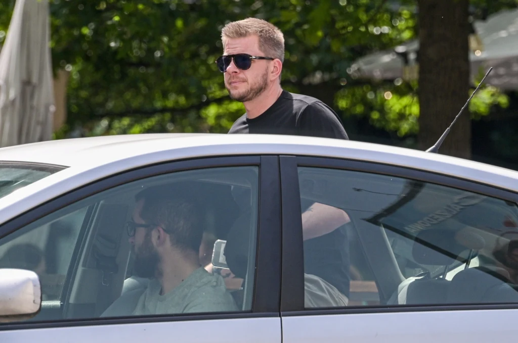 Kierowca czekał przed restauracją na Filipa Chajzera