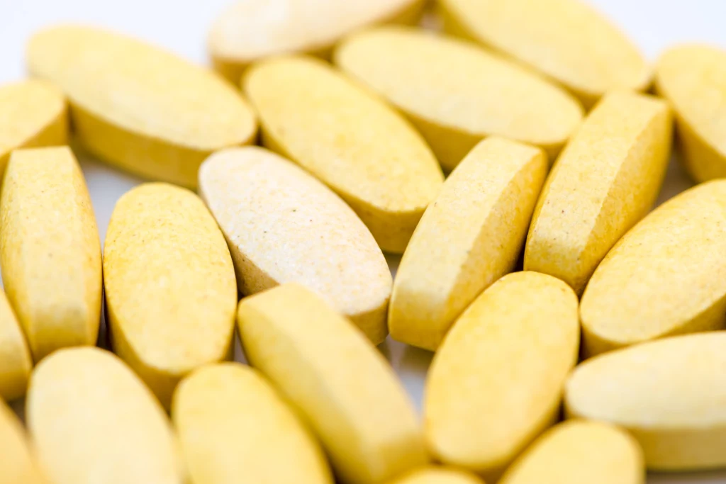 Przyjmuje się, że bezpieczna dawka witaminy C nie przekracza 1000 mg na dobę Przyjmuje się, że bezpieczna dawka witaminy C nie przekracza 1000 mg na dobę