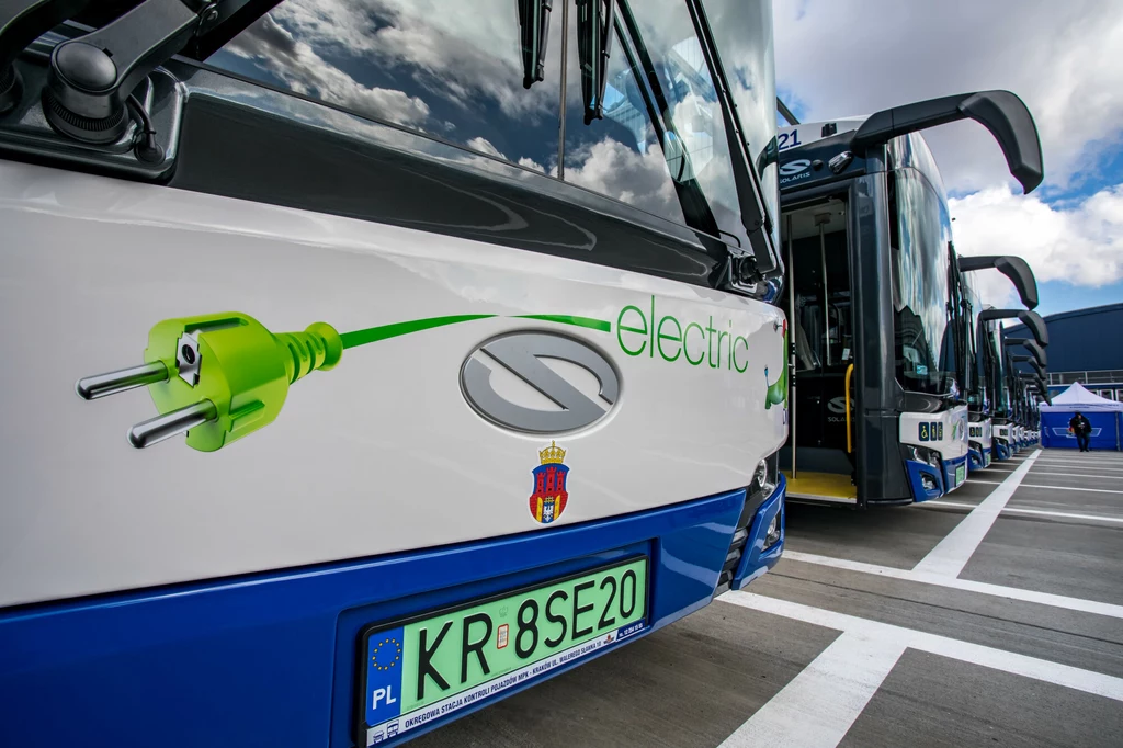 Sporo elektrycznych autobusów jeździ po Krakowie, ale ceny biletów w tym mieście są wyższe niż w Warszawie