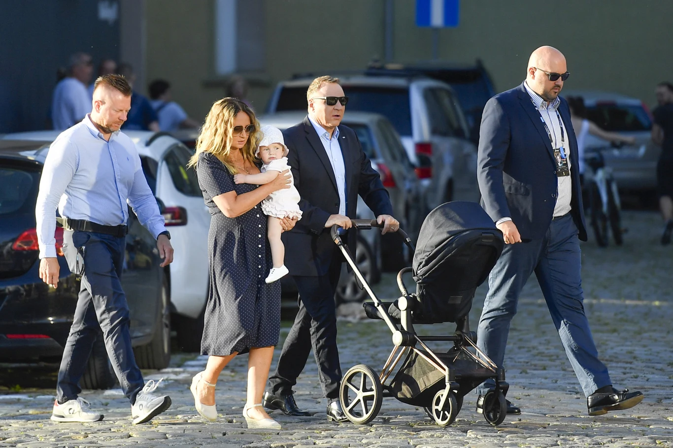 Kurscy w obstawie ochroniarzy na festiwalu w Opolu Kurscy w obstawie ochroniarzy na festiwalu w Opolu