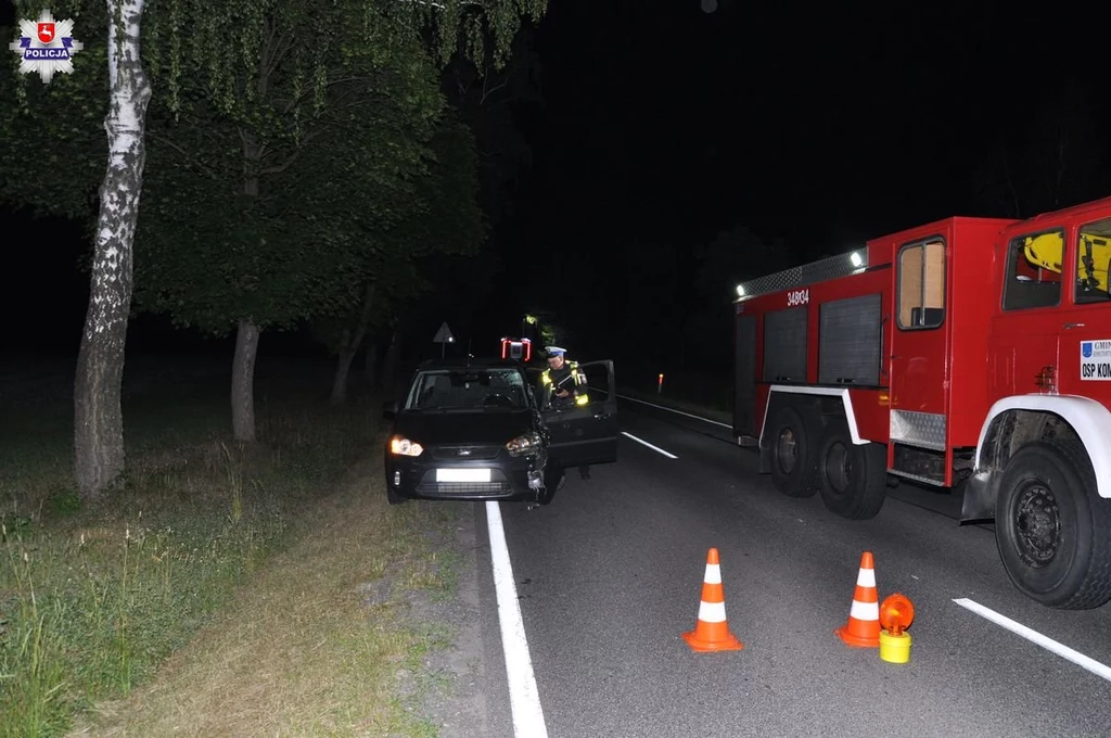 Droga była nieoświetlona, a pieszy nie miał na sobie odblasków.