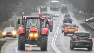 Jazda za traktorem to żadna przyjemność, ale czy można wyprzedzić pojazd wolnobieżny na podwójnej ciągłej linii?