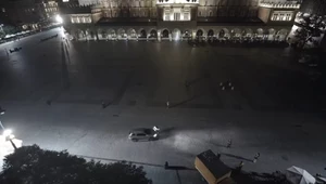 Rozpędzona dacia wjechała na płytę Rynku Głównego w Krakowie