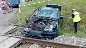 Mimo zderzenia z pociągiem, kierowca i pasażerka nie odnieśli obrażeń.