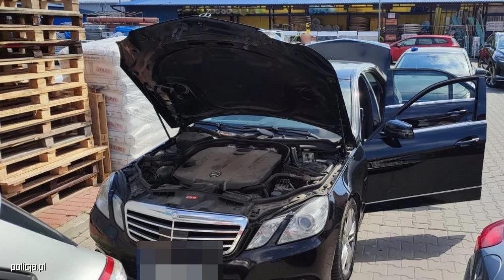 Policjanci odzyskali dwa drogie kradzione samochody