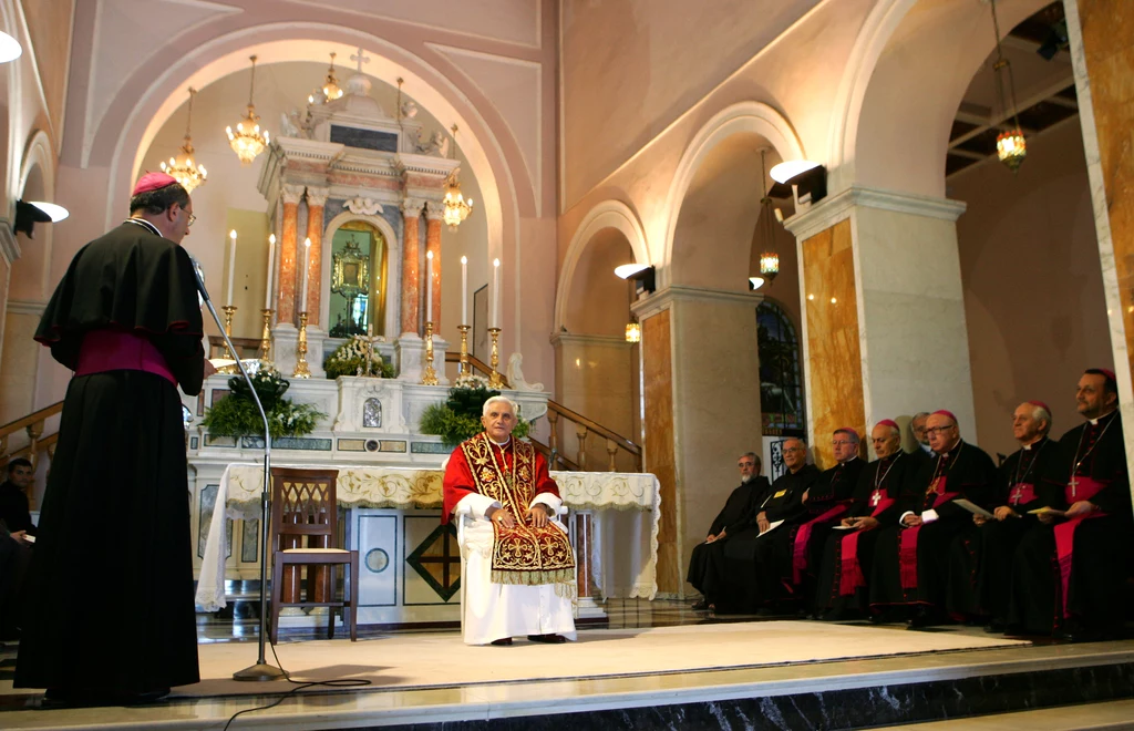 W 2006 roku papież Benedykt XVI odwiedził sanktuarium, w którym znajduje się całun z Manoppello