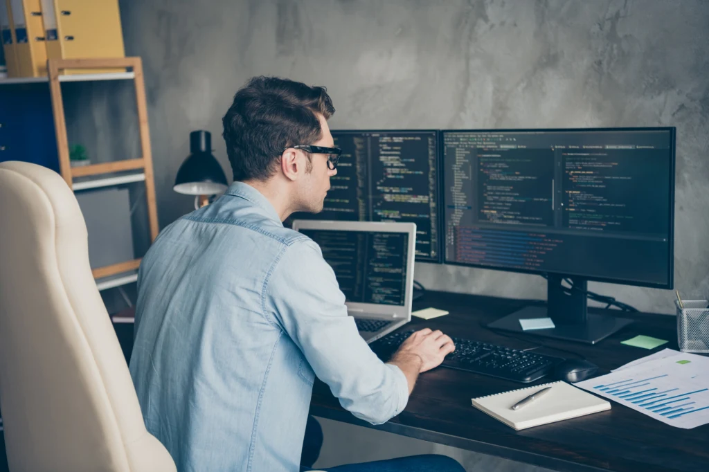 Polskie startupy najczęściej szukają programistów średniego szczebla, specjalizujących się w technologii JavaScript