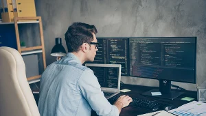 Polskie startupy najczęściej szukają programistów średniego szczebla, specjalizujących się w technologii JavaScript