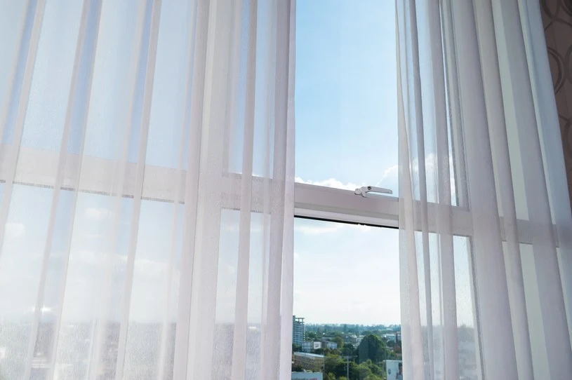 Śnieżnobiałe firanki potrafią być ozdobą każdego wnętrza