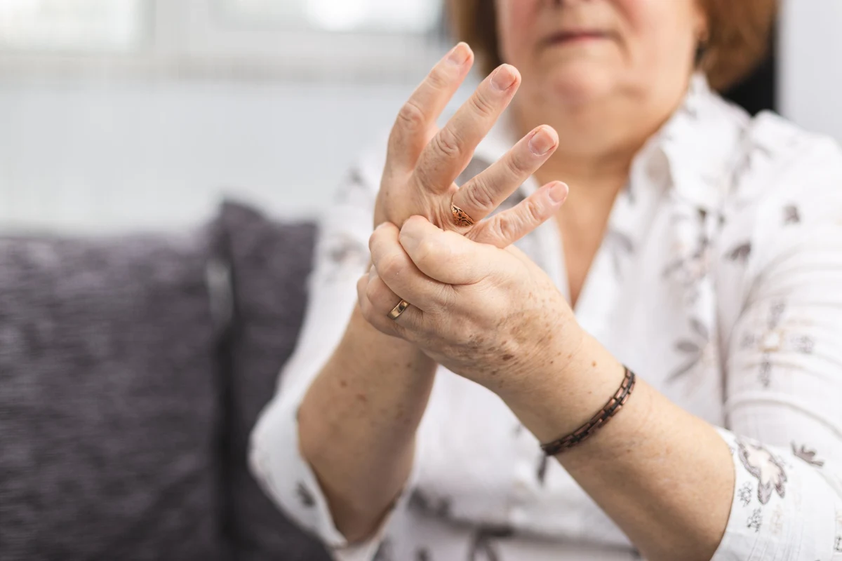 W leczeniu objawów reumatyzmu pomagają masaże obolałych stawów, a także ciepłe okłady W leczeniu objawów reumatyzmu pomagają masaże obolałych stawów, a także ciepłe okłady