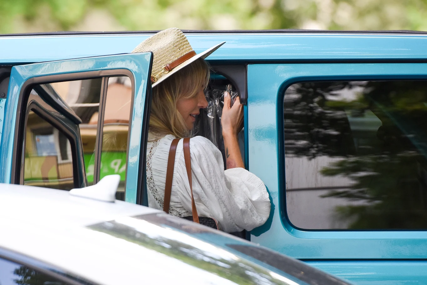 Celebrytka przyjechała do Warszawy swoim ogromnym samochodem terenowym Celebrytka przyjechała do Warszawy swoim ogromnym samochodem terenowym