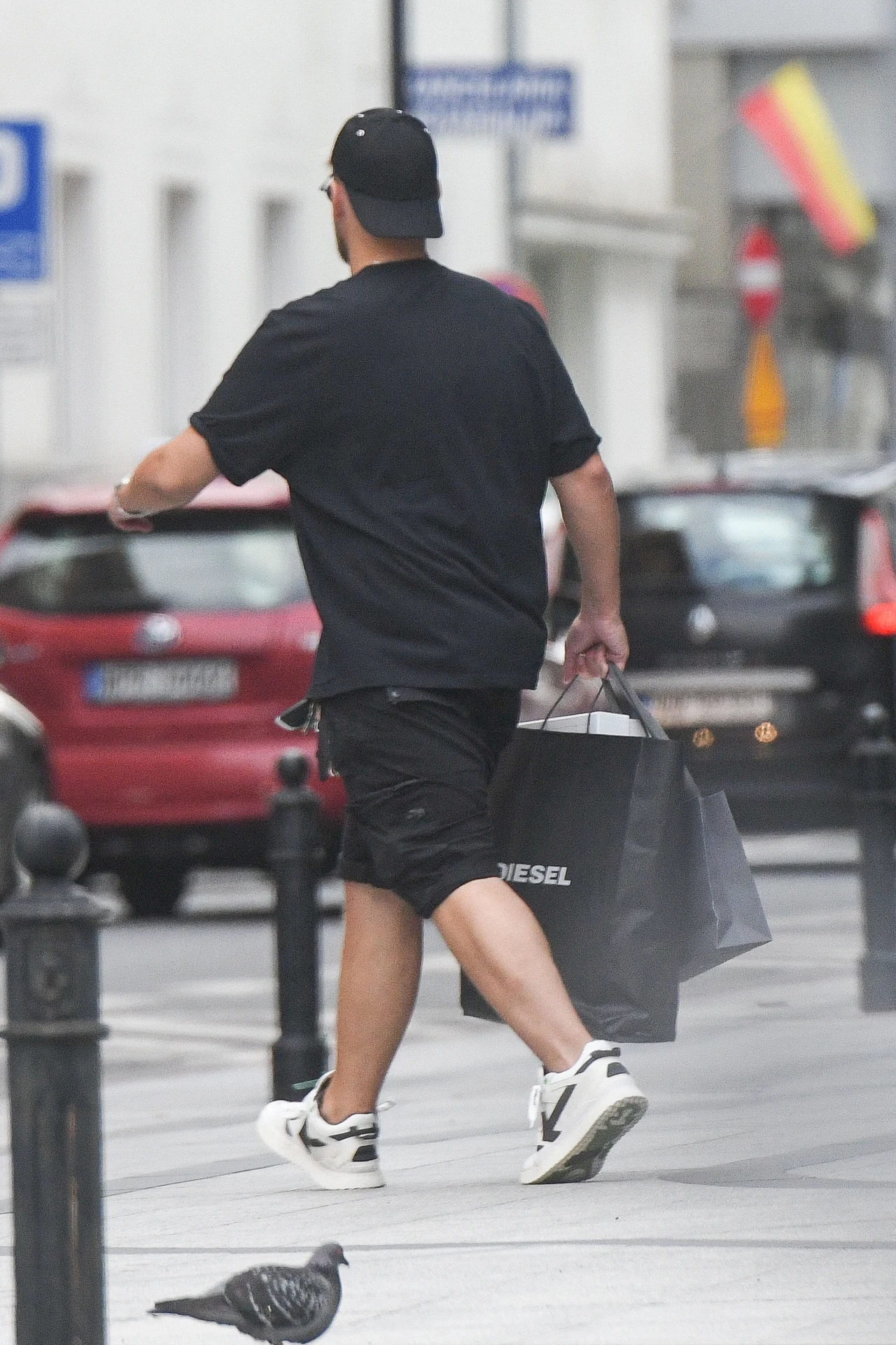 Sebastian Fabijański wraca do samochodu obładowany torbami Sebastian Fabijański wraca do samochodu obładowany torbami