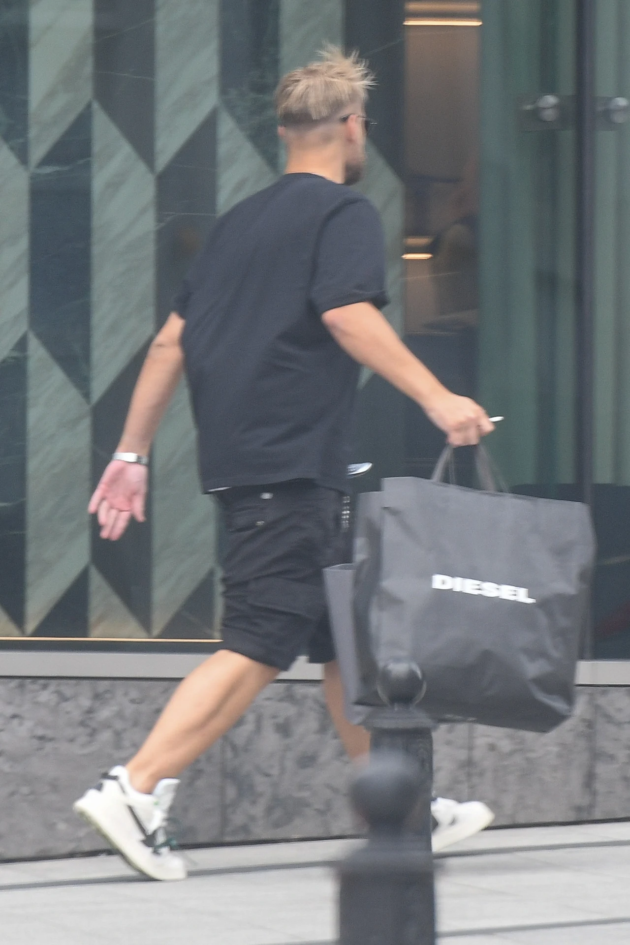 Sebastian Fabijański udał się do luksusowego sklepu z odzieżą Sebastian Fabijański udał się do luksusowego sklepu z odzieżą