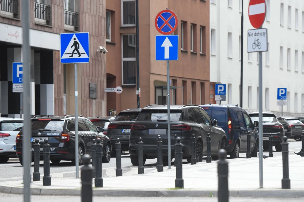 Sebastian Fabijański stanął luksusowym BMW na znaku zakazu i przepadł na zakupach Sebastian Fabijański stanął luksusowym BMW na znaku zakazu i przepadł na zakupach