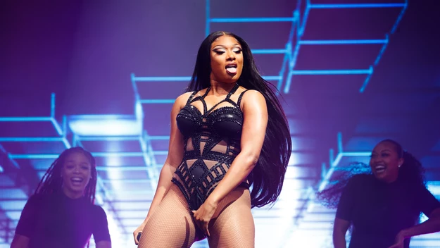 Megan Thee Stallion to jedno z najgorętszych nazwisk hiphopowej sceny na świecie. Obecnie raperka wspiera na trasę "Future Nostalgia Tour" Duę Lipę. Gwiazdy wspólnie nagrały utwór "Sweetest Pie".