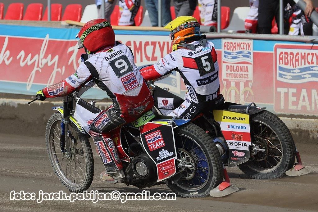 Kenneth Bjerre (kask czerwony) walczący z Andrzejem Lebiediewem Kenneth Bjerre (kask czerwony) walczący z Andrzejem Lebiediewem