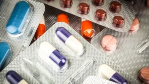 Antybiotyk dobiera się na podstawie wykonanego antybiogramu, czyli posiewu, który określa rodzaj bakterii oraz ich oporność na leki