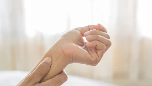 Objawy udaru mogą być dyskretne, jak na przykład osłabienie jednej ręki lub nogi z towarzyszącym uczuciem mrowienia