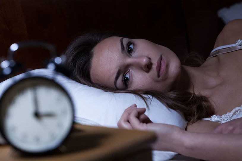 Bezsenność może być związana z zaburzeniami hormonalnymi i zbyt małą ilością melatoniny Bezsenność może być związana z zaburzeniami hormonalnymi i zbyt małą ilością melatoniny