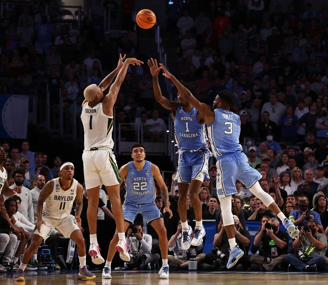Jeremy Sochan w akcji rzutowej (biała koszulka) Jeremy Sochan w akcji rzutowej (biała koszulka)