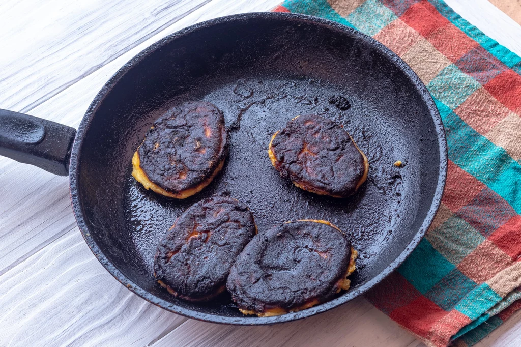 Czym wyczyścić przypaloną patelnię? Zrezygnuj ze żrących detergentów!