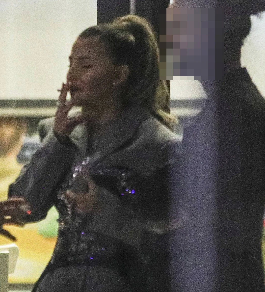 Julia Wieniawa z papierosem