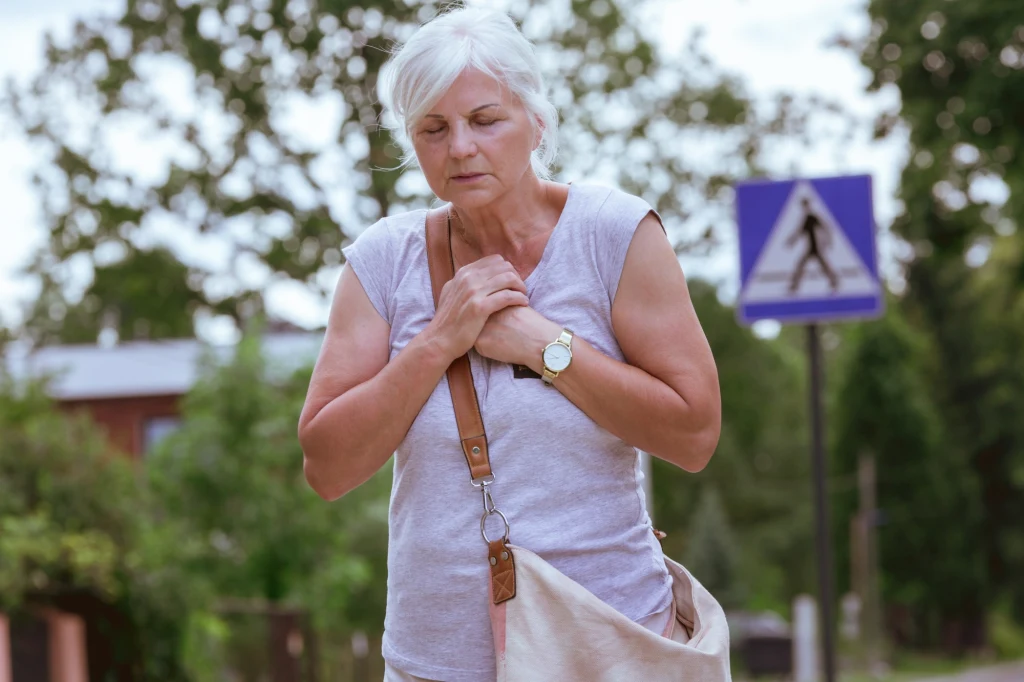 Osoby starsze i cierpiące na choroby przewlekłe powinny unikać przebywania na zewnątrz, kiedy z nieba leje się żar