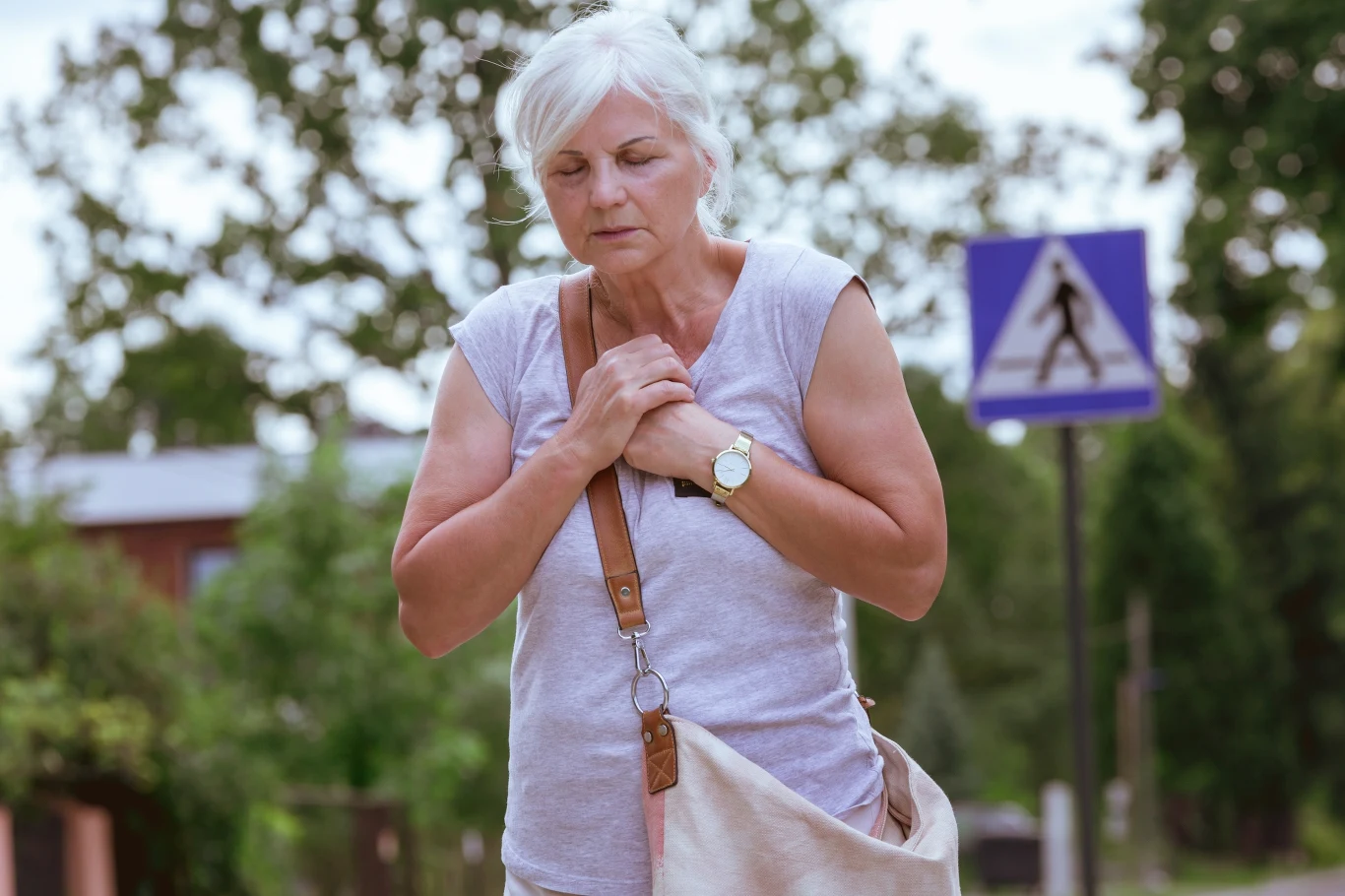 Osoby starsze i cierpiące na choroby przewlekłe powinny unikać przebywania na zewnątrz, kiedy z nieba leje się żar