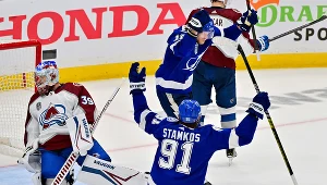 Tampa Bay Lightning po strzeleniu gola Colorado Avalanche w trzecim meczu finałów