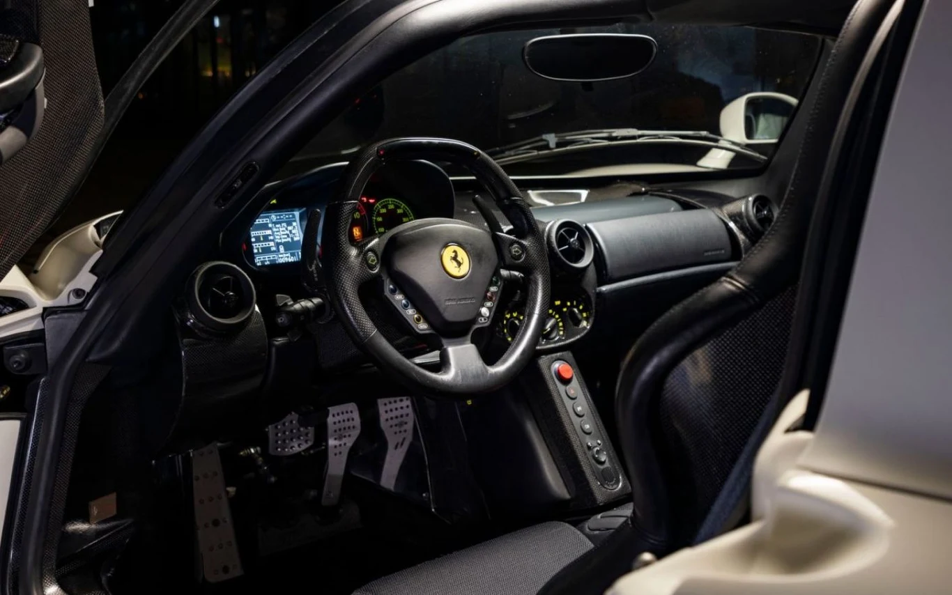 Białe Ferrari Enzo trafiło na aukcję / RM Sotheby's