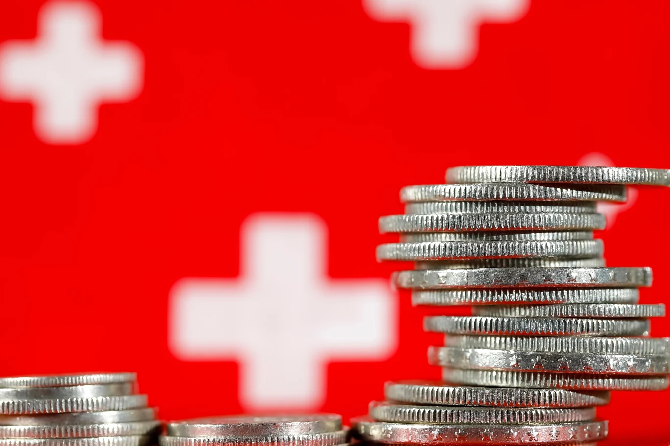 Podjęta w zeszłym tygodniu przez bank centralny Szwajcarii (SBN) decyzja o podniesieniu stóp procentowych o 50 pb zaskoczyła rynki Podjęta w zeszłym tygodniu przez bank centralny Szwajcarii (SBN) decyzja o podniesieniu stóp procentowych o 50 pb zaskoczyła rynki