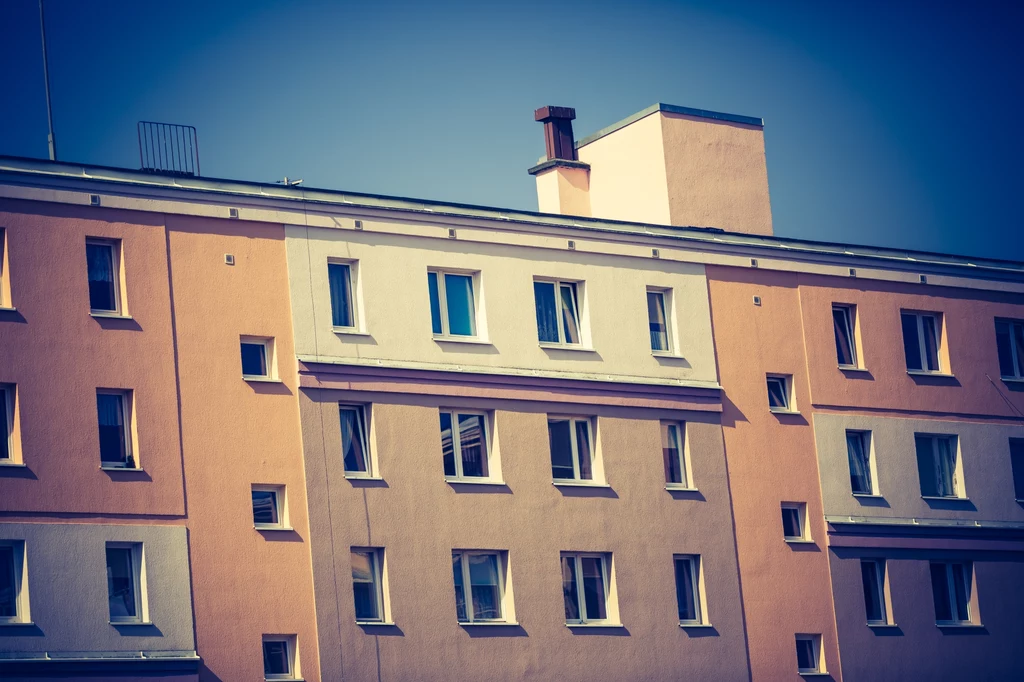 Deklaracje do CEEB dotyczące źródła ciepła i sposobu grzania wody dotyczą urządzeń grzewczych uruchomionych przed 1 lipca 2021 r. w już istniejących budynkach.  Zdjęcie ilustracyjne