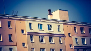 Deklaracje do CEEB dotyczące źródła ciepła i sposobu grzania wody dotyczą urządzeń grzewczych uruchomionych przed 1 lipca 2021 r. w już istniejących budynkach.  Zdjęcie ilustracyjne