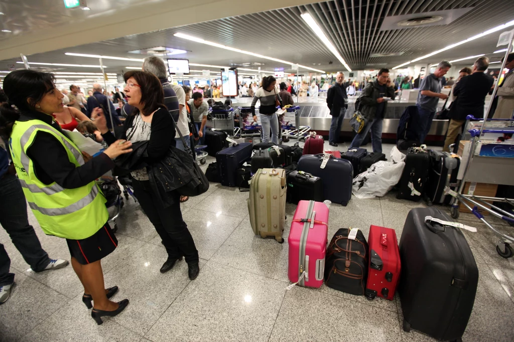 Jakie odszkodowanie za odwołany lot? Warto znać prawa pasażera, bo chaos na lotniskach wciąż nie został opanowany.