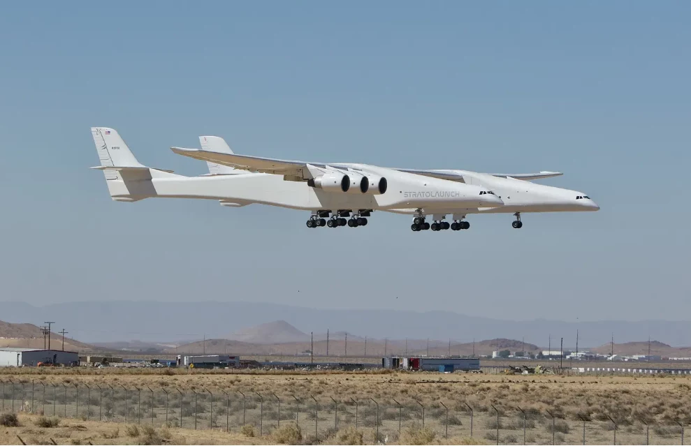 Stratolaunch Roc ma być latającym lotniskowcem dla innych pojazdów i obniżyć koszty lotu w kosmos /zdjęcie: Stratolaunch Systems