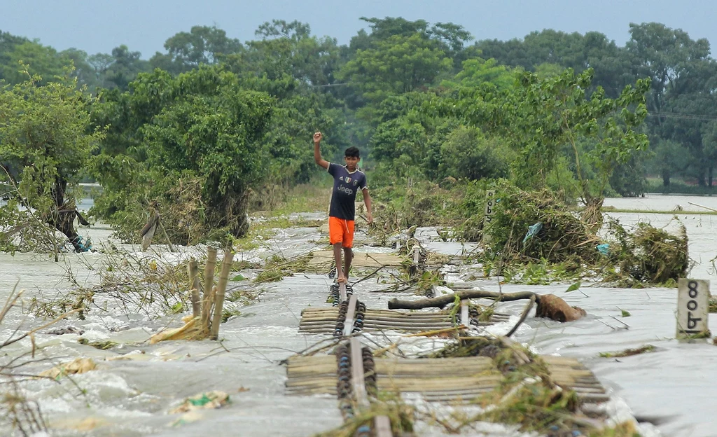 Katastrofalne powodzie nawiedziły Indie i Bangladesz. Zginęło w sumie kilkadziesiąt osób. Meteorolodzy wskazują, że zjawiska nasilają się przez zmiany klimatu