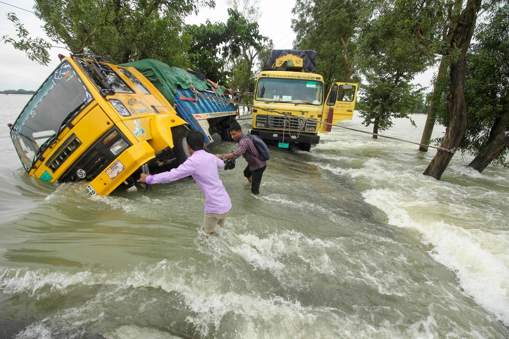 W samych Indiach w wyniku ostatnich powodzi zginęło ponad 80 osób