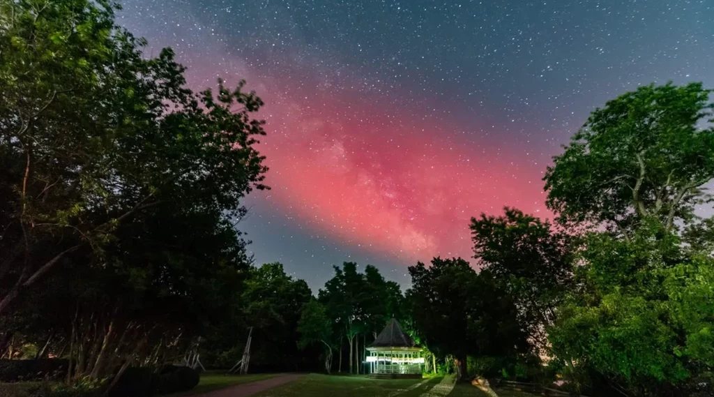 Niezwykły efekt "zorzy polarnej nad Maryland" po starcie rakiety Falcon 9 Elona Muska / zdjęcie: spaceweather.com