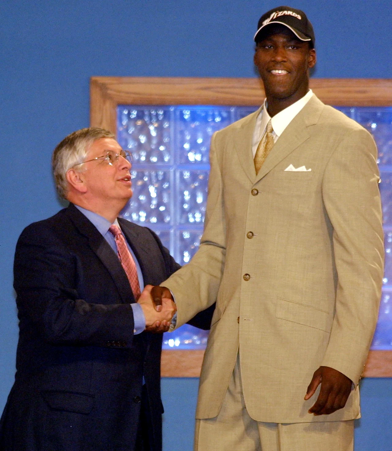 Rok 2001. Ówczesny komisarz ligi David Stern gratuluje Kwame Brownowi po otrzymaniu najwyższego picku w drafcie. Brown był pierwszą "licealną jedynką" w dziejach