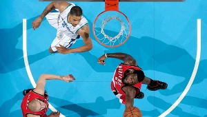 Greg Oden (przy piłce) był wielką nadzieją dla Blazers. Kontuzje zupełnie zniszczyły jednak jego karierę