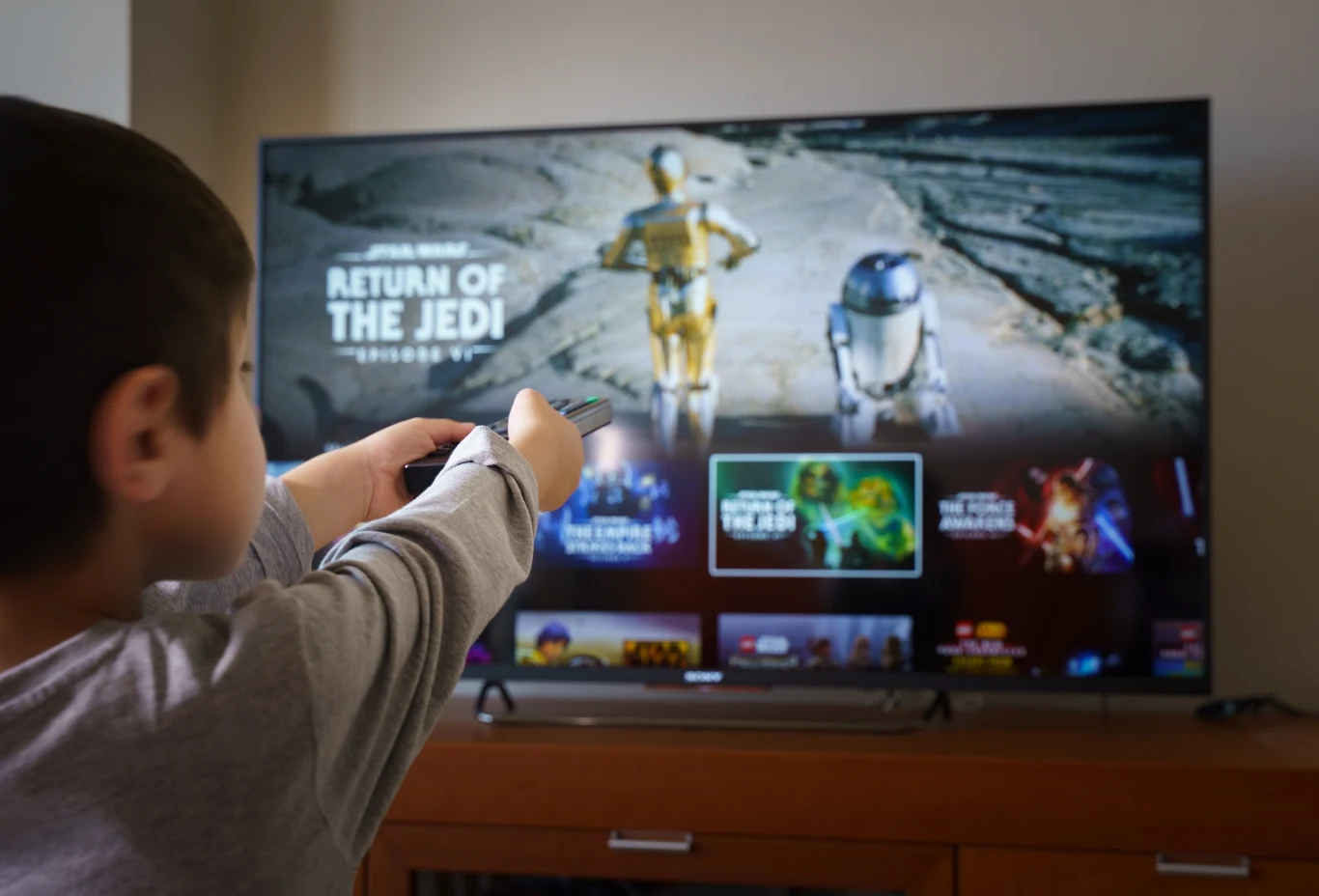 W ofercie Disney Plus znajdują się tysiące filmów i seriali, przeznaczonych zarówno dla młodszych, jak i starszych widzów W ofercie Disney Plus znajdują się tysiące filmów i seriali, przeznaczonych zarówno dla młodszych, jak i starszych widzów