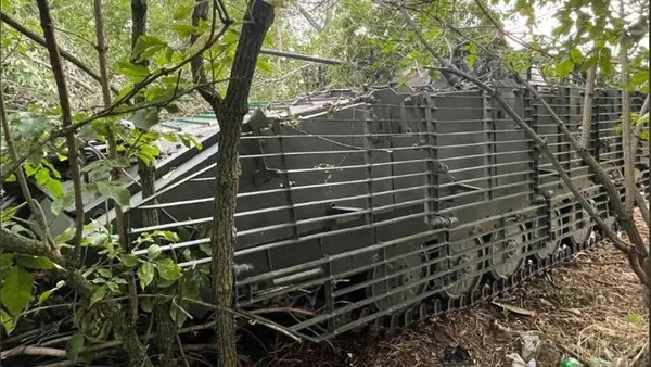 Zniszczony BMP-2 ze wzmocnionym pancerzem Zniszczony BMP-2 ze wzmocnionym pancerzem