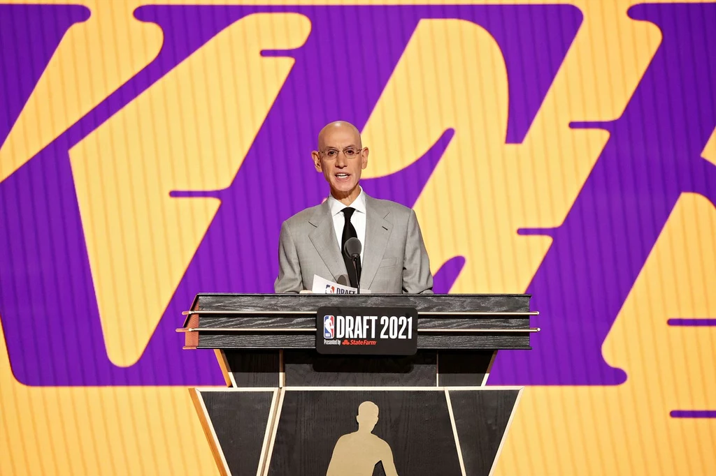 Komisarz NBA Adam Silver w czasie draftu w 2021 roku Komisarz NBA Adam Silver w czasie draftu w 2021 roku