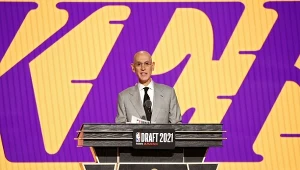 Komisarz NBA Adam Silver w czasie draftu w 2021 roku