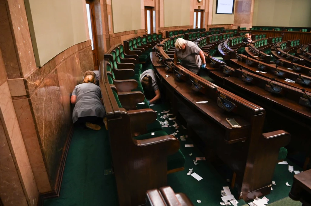 Sprzątanie po happeningu Klaudii Jachiry w Sejmie Sprzątanie po happeningu Klaudii Jachiry w Sejmie