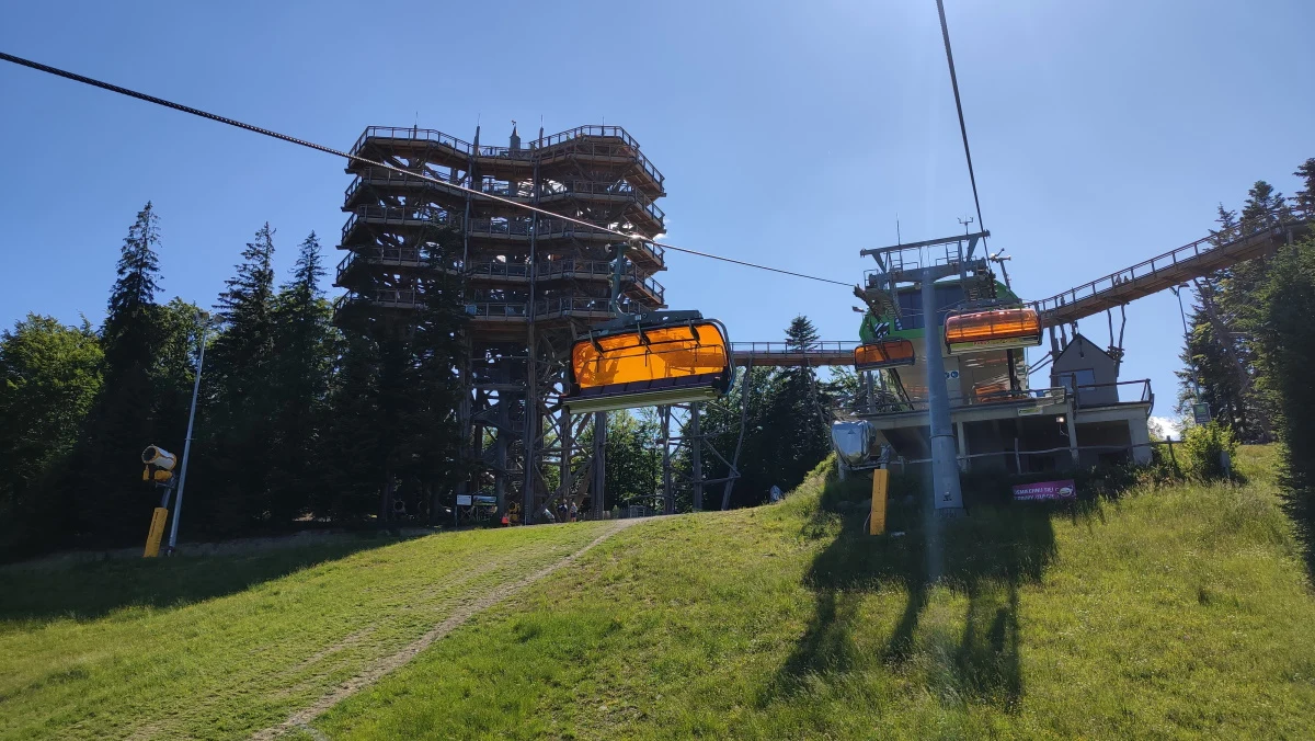 Wieża widokowa w Krynicy-Zdrój jest jedną z najpopularniejszych atrakcji w tym regionie