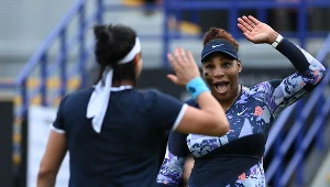 Serena Williams gra w Eastbourne w parze z Ons Jabeur (tyłem)