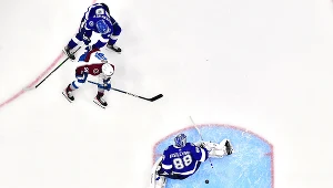 Nazem Kadri w momencie zdobycia decydującego gola w dogrywce na 3-2